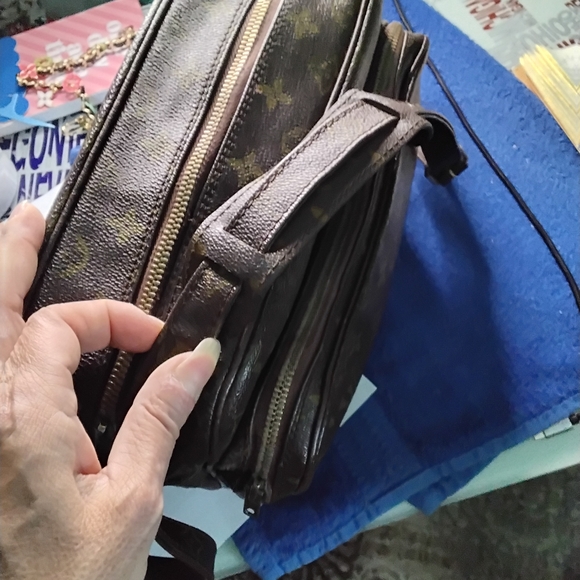 Louis Vuitton unisex monogram crossbody with COA - Picture 4 of 8